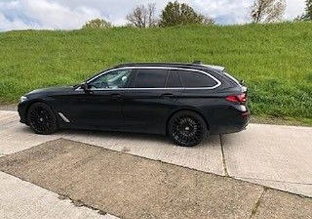 BMW 520d Touring Autom. 360°KAM, AHK, LCI Optik,NAVI