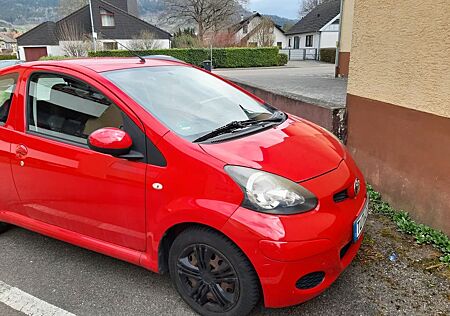 Toyota Aygo (X) Aygo (X) 1,0-l-VVT-i CoolRed CoolRed