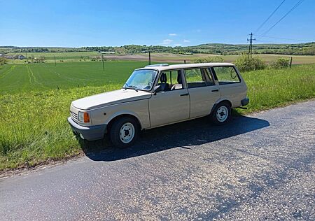 Wartburg 1.3 Tourist mit Schiebedach.