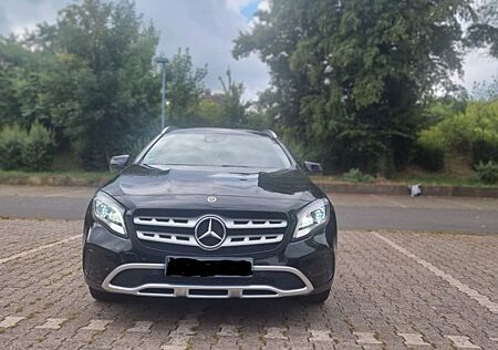 Mercedes-Benz GLA 180 DCT -
