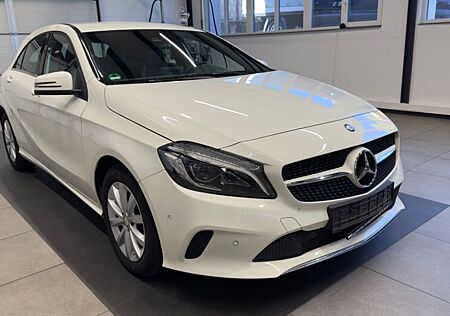 Mercedes-Benz A 180 *Style*Sportsitze*LED*Navi*2 x PDC*SH