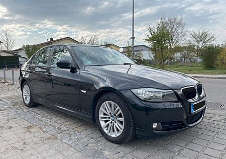 BMW 318i (E90) LCI, Aut., Sitzh., Navi, Glasdach, 8x