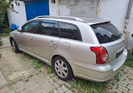 Toyota Avensis Combi 2,2-l-D-CAT Team Team