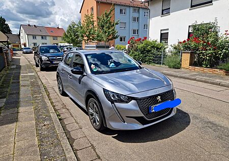 Peugeot 208 136 Allure +