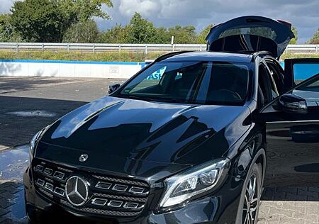 Mercedes-Benz GLA 250 DCT -