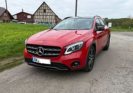 Mercedes-Benz GLA 200 - LED / Pano / CarPlay