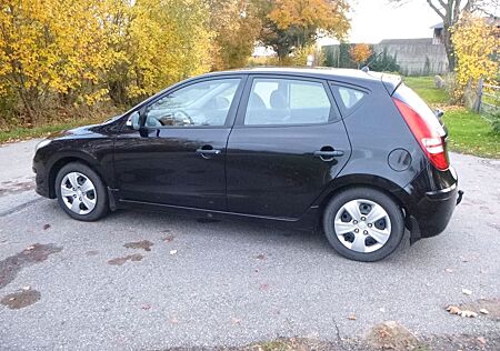 Hyundai i30 FIFA WM Edition 1,4 KliMA a.AHK 1.200 kg