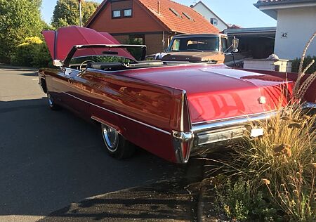 Cadillac Deville Cabrio in traumhafter Farbkombination