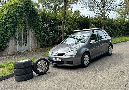 VW Golf Volkswagen 1.6, doppelt bereift, mit Dachträger