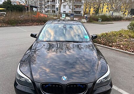 BMW 523i -