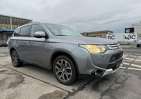 Mitsubishi Outlander 2.0 MIVEC Plus ClearTec 4WD 7 Sitzer