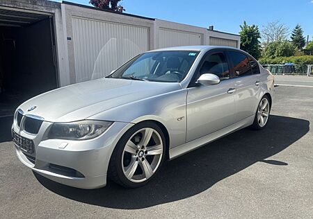 BMW 320i - Xenon . Leder .Navi