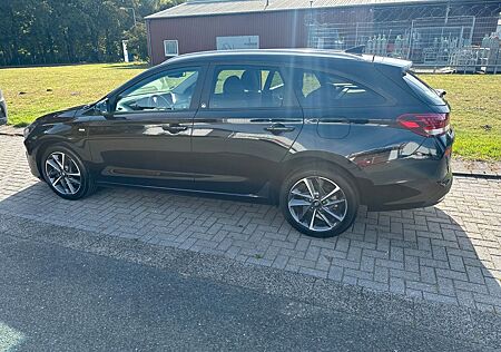 Hyundai i30 gebraucht kaufen Hyundai i30 1.5 T-GDI Hybrid Trend DCT Trend