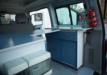 VW T5 Kombi Volkswagen mit Mittelhochdach und Sonderausstattun