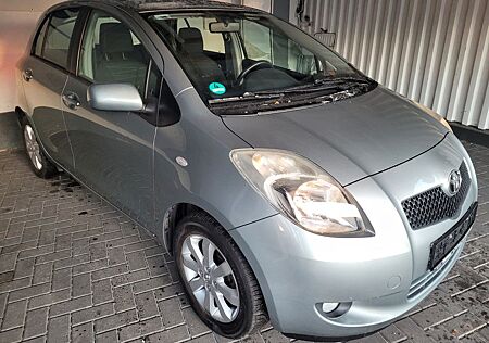 Toyota Yaris Team*AUTOMATIK*NAVI*AHK*ALLWETTERREIFEN