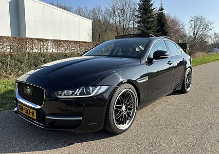 Jaguar XE 2.0 D Portfolio / automatik / panorama dach /