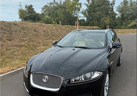 Jaguar XF Sportbrake_Kombilimousine_ultimate black