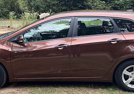 Hyundai i30 CW 1.4 CRDi Classic 8fach-Bereift