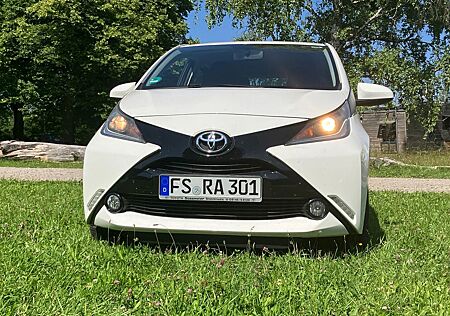 Toyota Aygo (X) Aygo (X) 1,0-l-VVT-i x-play touch, Service NEU