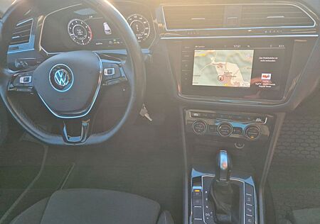 VW Tiguan Volkswagen 2.0 TSI DSG 4MOTION Highline / AHK / TOP!