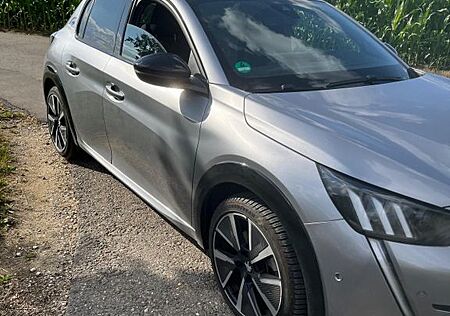 Peugeot e-208 136 GT Silber