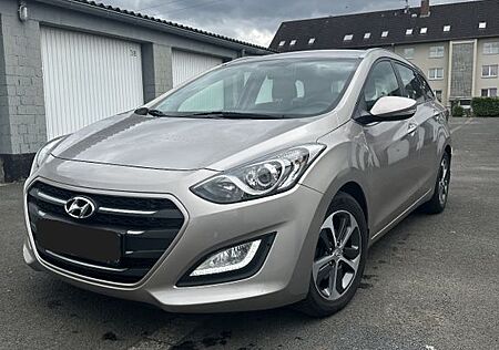 Hyundai i30 blue 1.6 CRDi 100kW Premium DCT Premium