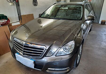 Mercedes-Benz E 220 CDI T BlueEFFICIENCY -