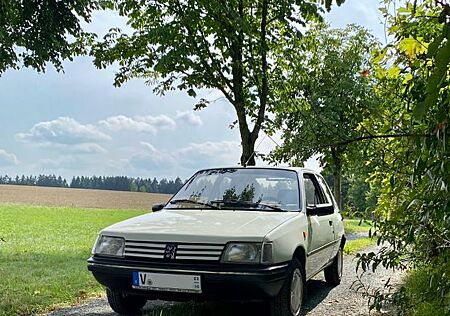 Peugeot 205 XR im Top Zustand
