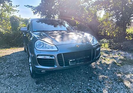 Porsche Cayenne Turbo 4.8 / Überholt
