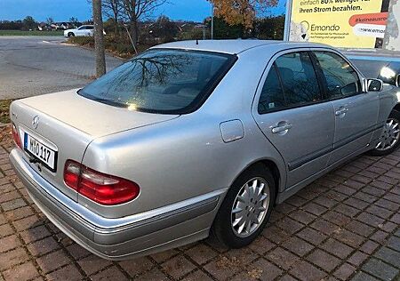 Mercedes-Benz E 240 AVANTGARDE Avantgarde