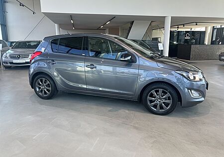 Hyundai i20 AUTOMATIK+NAVI+SCHIEBEDACH+AHK Style