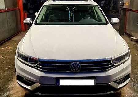 VW Passat Alltrack Volkswagen 4MOT/190ps/DSG/2.HAND/PANO/PDC/g.NAVI/RVC