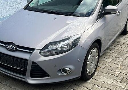 Ford Focus 1.6 EcoBoost Kombi 8 Fach bereift