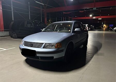 VW Passat Volkswagen 1.6 Basis Basis