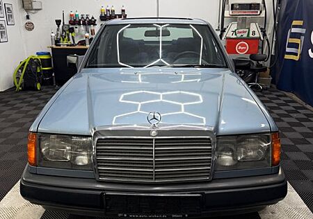 Mercedes-Benz 230 230E mit geringer Laufleistung