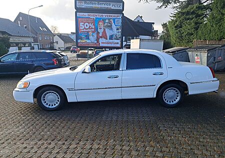 Lincoln Town Car , V8