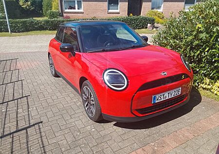 Mini Cooper SE SE Classic Trim rot Dach schwarz