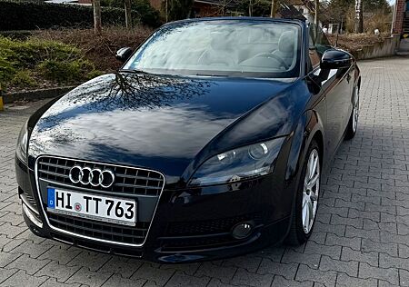 Audi TT Schwarzes Cabrio mit grüner Verdeck