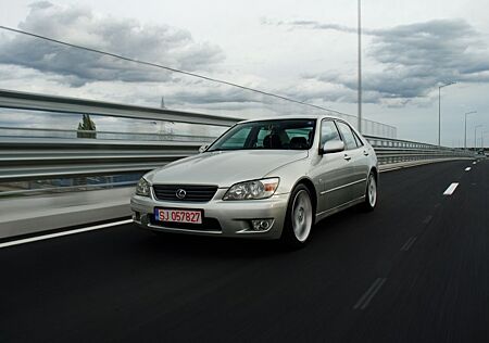 Lexus IS 200 - -