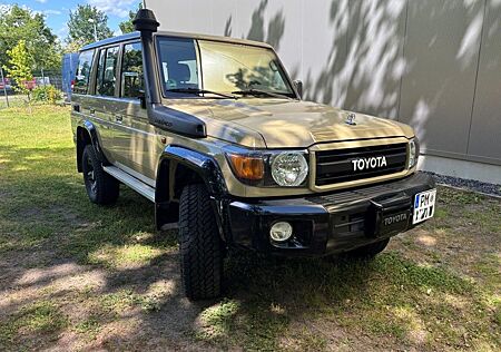 Toyota Land Cruiser GRJ76