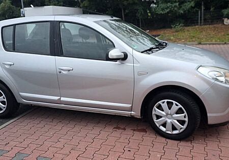 Dacia Sandero 1.6 MPI Lauréate 87 PS
