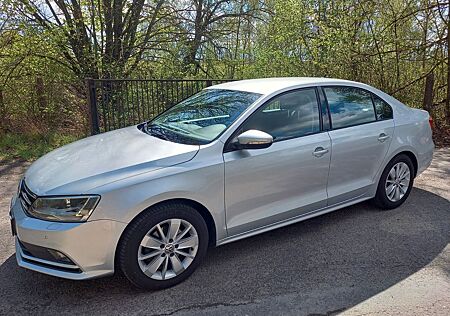 VW Jetta Volkswagen 1.2TSI BMT105PS LED SHZ PDC LMF TÜV11/2026
