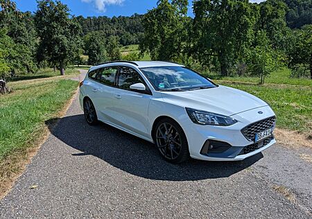 Ford Focus 2,3 EcoBoost ST Turnier - AHK, iACC, 320PS
