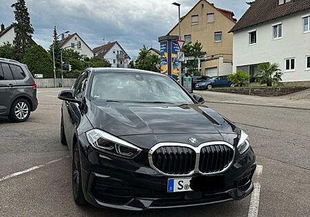 BMW 118i Sport Line Auto. 07/22 Navi SH WR 49Tkm