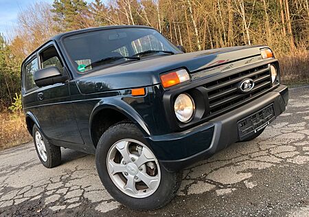 Lada Niva Urban 4x4 AHK 1,9t 1 Hd LM Radio Versiegelt