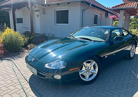 Jaguar XK8 {Teilweise restauriert, neu lackiert, etc.}