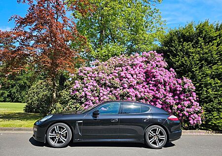 Porsche Panamera 4 -