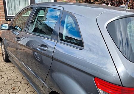 Mercedes-Benz B 200 Mountaingrey Metallic