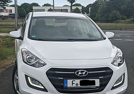 Hyundai i30 blue 1.6 CRDi 81kW Classic Classic