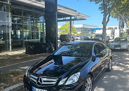 Mercedes-Benz E 200 Coupé CGI BlueEFFICIENCY AVANTG....